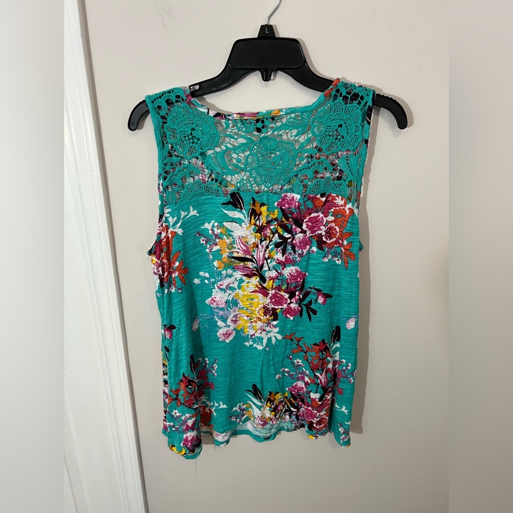 Cable & Gauge sleeveless top with a floral print and a crochet back - Picture 2 of 5